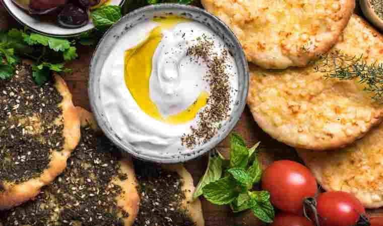 Pazar kahvaltısında farklı lezzetler arayanlara... Manakeesh tarifi!