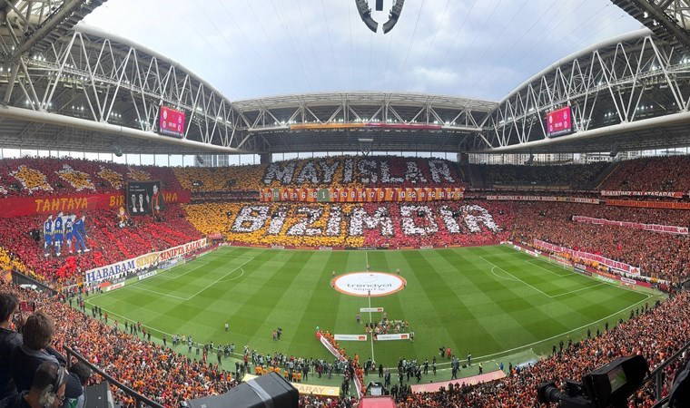 Galatasaray taraftarından derbide koreografi: Fenerbahçe'ye 5 yıldız göndermesi!
