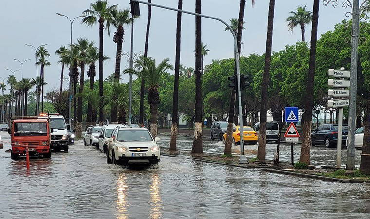 İskenderun'da sağanak: Yollar göle döndü