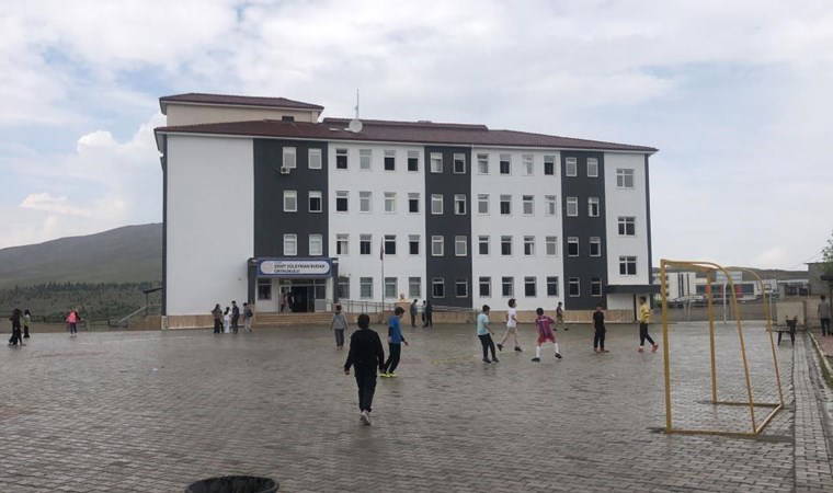 Okulda faciadan dönüldü: Alçıpan öğrencilerin üzerine çöktü!