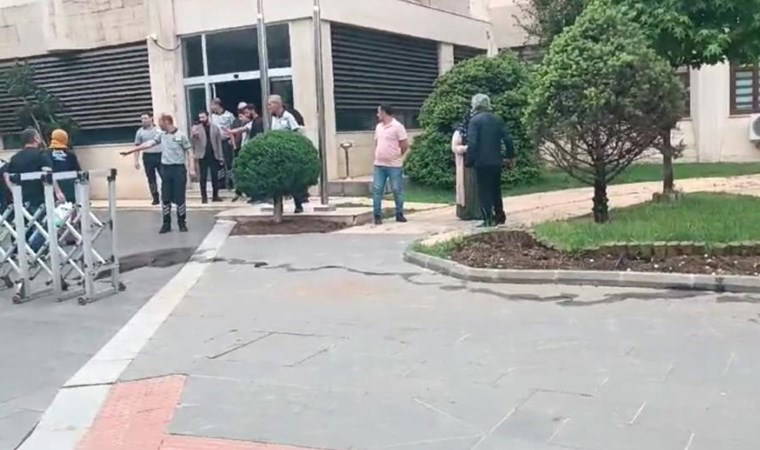 Belediyenin önünde kendini yakmak istedi!