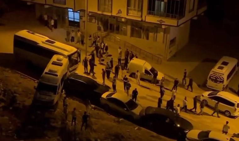 Siirt’te mahalleli ayağa kalktı: Yokuş aşağı hareket eden midibüs, 9 araca çarptı
