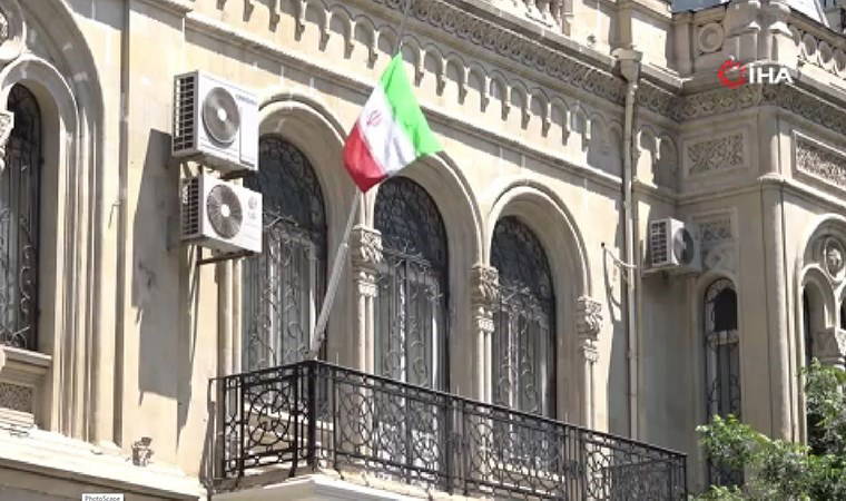 İran’ın Bakü Büyükelçiliği’nde bayrak yarıya indirildi