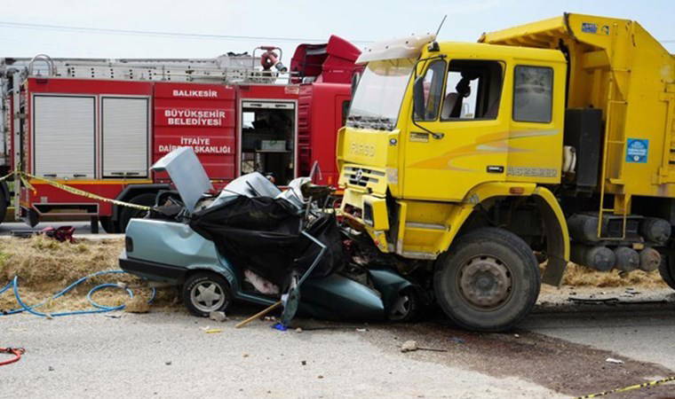 Balıkesir-İzmir yolundaki kazada ölenlerin kimlikleri tespit edildi