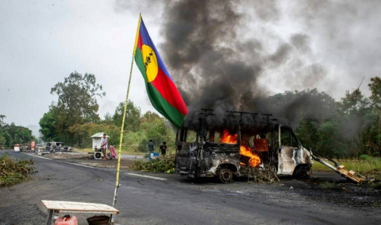 Macron, Yeni Kaledonya'ya gidiyor: Yüzlerce askeri güç sevk edilmişti!