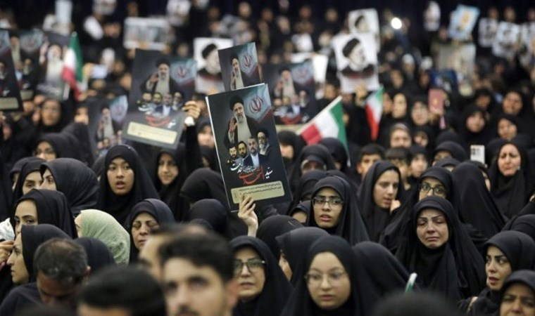 Tarihi törenden çarpıcı görüntüler: Cenaze namazını dini lider kıldırdı