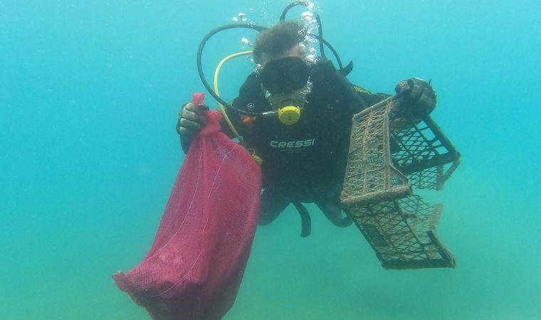 Bodrum’da denizden 2,5 ton atık çıkarıldı