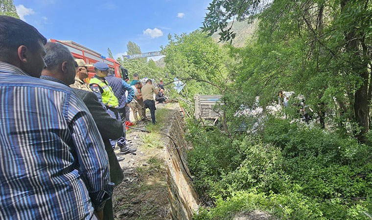 Un yüklü kamyon Çoruh Nehri'ne uçtu: 1 ölü, 2 yaralı