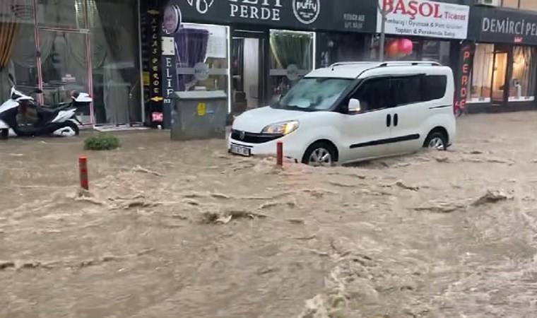 Balıkesir'i sağanak vurdu: Yollar göle döndü!