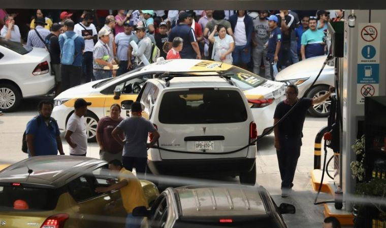 Meksika'da öğretmenler eylem için benzin istasyonlarını işgal ederek bedava yakıt dağıttı