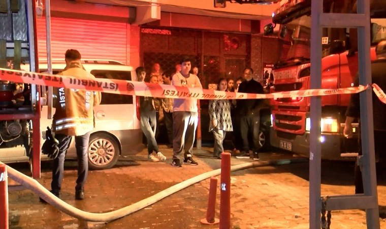 Kağıthane'de 4 katlı binadaki daire alev alev yandı: 3 kişi hastaneye kaldırıldı!