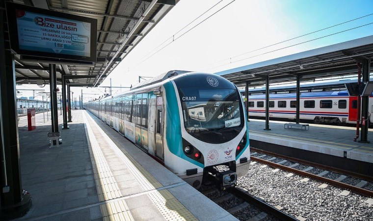 Marmaray'da korkutan anlar: Dengesini kaybetti, raylara düştü!