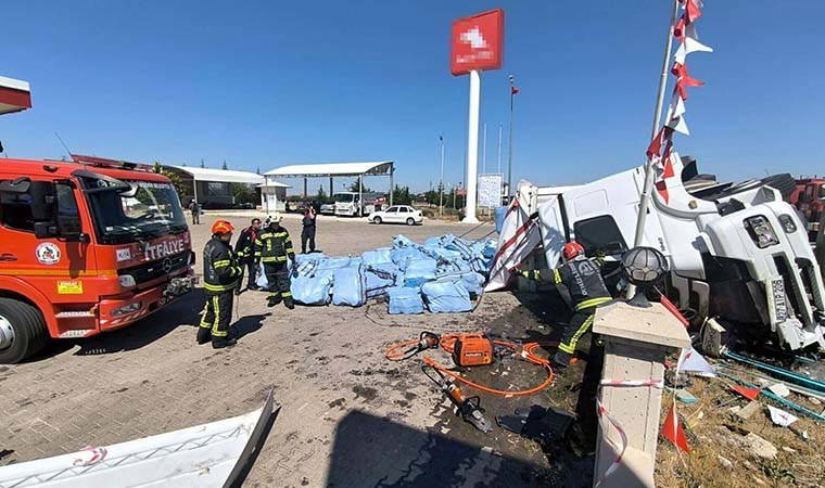 Akaryakıt istasyonunda feci kaza: Kamyon şoförü öldü