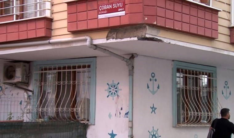 Avcılar’da hafriyat kamyonu binaya çarptı