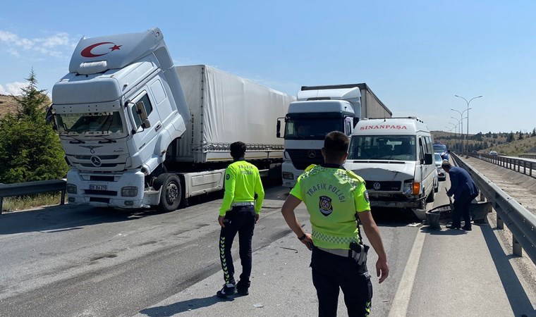 Afyonkarahisar'da zincirleme kaza: Yaralılar var!