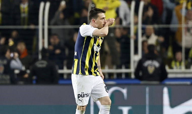 Fenerbahçe taraftarlarından Mert Hakan Yandaş pankartı
