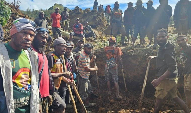 Papua Yeni Gine'de heyelan faciası: Binlerce kişi toprak altında kaldı!