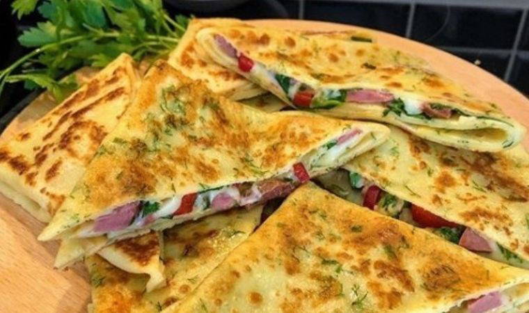 Sadece 10 dakikada hazırlayabileceğiniz pratik lezzet: Tavada krep böreği tarifi...