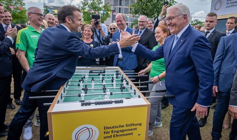 Fransa Cumhurbaşkanı Macron ile Alman mevkidaşı Steinmeier langırt oynadı