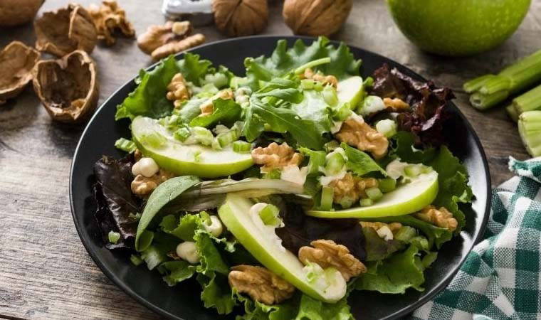 Sağlıklı ve doyurucu: Kerevizli yeşil salata tarifi