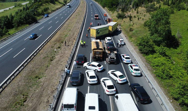 TEM’de TIR devrildi: Kilometrelerce kuyruk oluştu