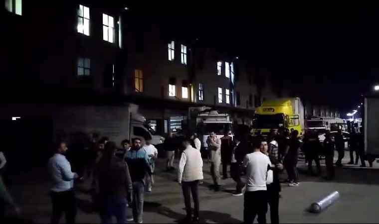 İflas eden mobilya firmasının önüne gelen alacaklılar, eşyaları yağmalamaya çalıştı