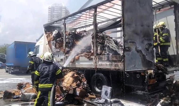 Dağıtılmayı bekleyen kargolar yangında kül oldu