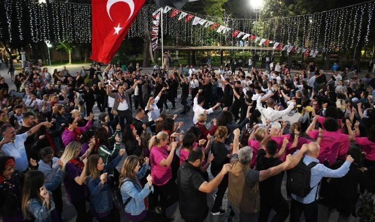 Bornova’da 280 dansçı aynı anda harmandalı oynadı