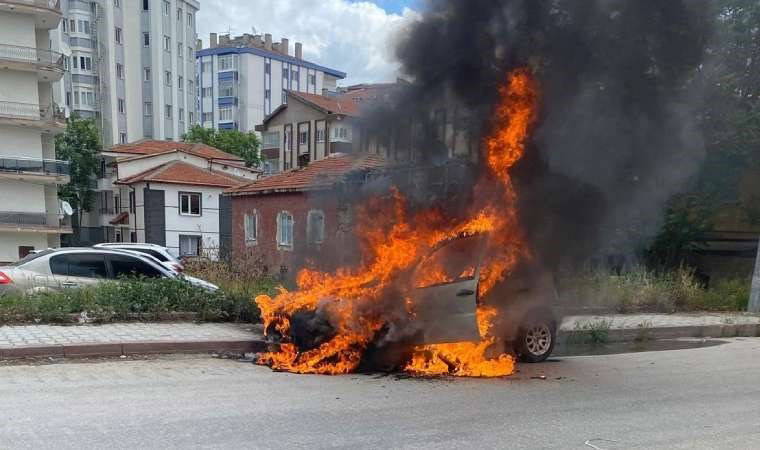 Kontağı çevirdi, otomobili alev topuna döndü