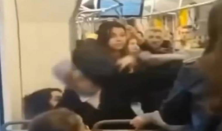 Kız öğrenciler tramvayda saç başa kavga etti!