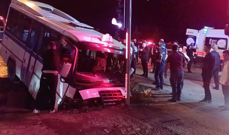 Kırıkkale’de otomobil ile dolmuş çarpıştı: 22 yaralı