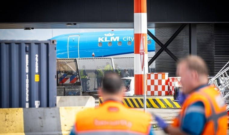 Kalkışa hazırlanan yolcu uçağının motoruna sıkıştı