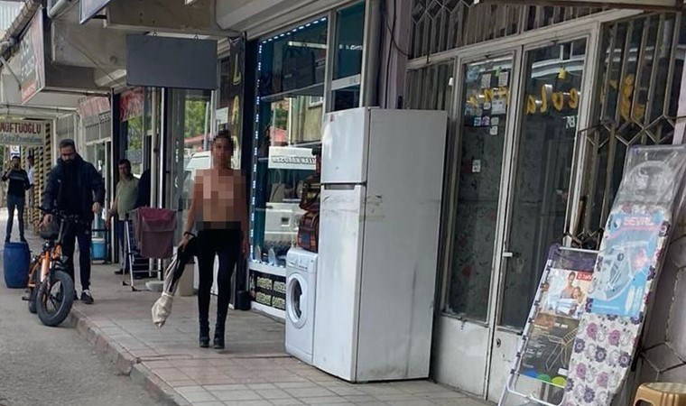 Kadın ilçe merkezinde çıplak dolaştı!