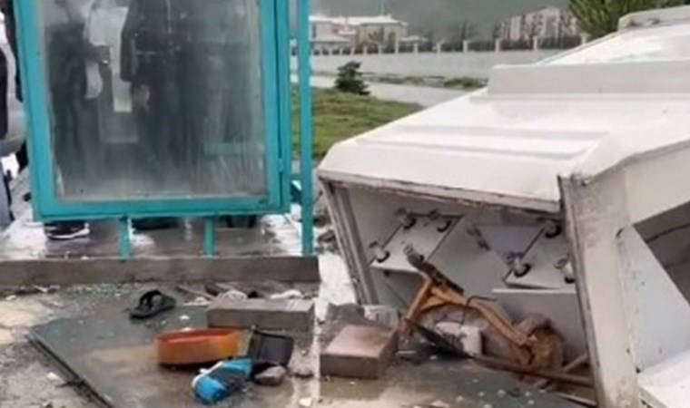 Minibüs kaldırımda yürüyenlere çarptı: 1 ölü 2 yaralı