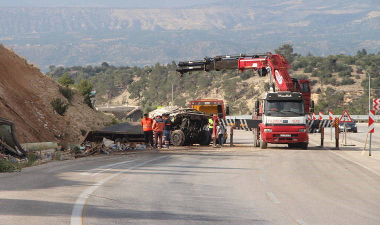 Ölüm virajında kamyon hurdaya döndü! Sürücü hayatını kaybetti