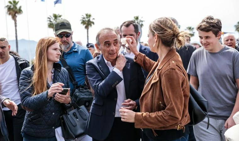 Fransız siyasetçi Zemmour'a yumurta saldırısı