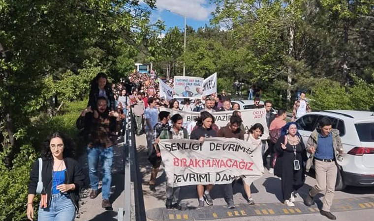 'Devrim' direnişinde mezunlar ve milletvekilleri de ODTÜ’lülerle yürüdü
