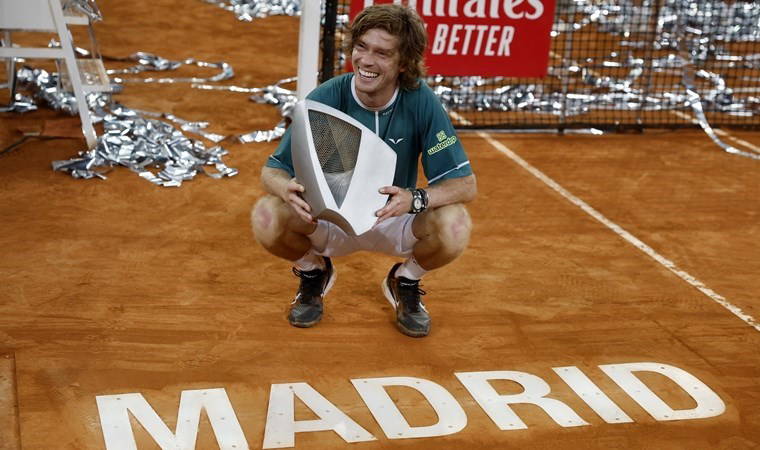 Madrid Açık'ta kupanın sahibi Andrey Rublev!