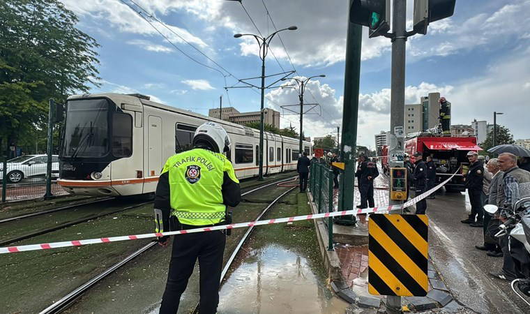 Gaziantep'te tramvayın üzerine yıldırım düştü