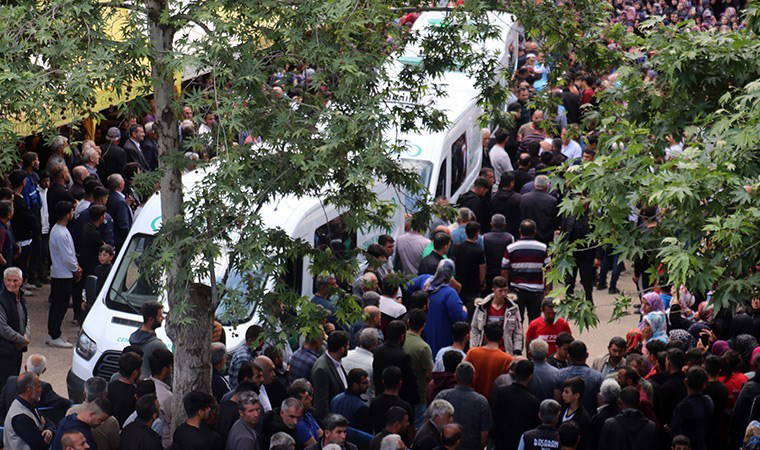 Gaziantep'teki kazada ölen 9 kişi, yan yana toprağa verildi