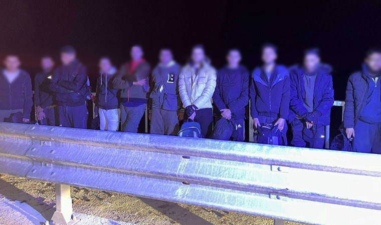 Edirne'de 21 kaçak göçmen ile 2 insan kaçakçısı yakalandı