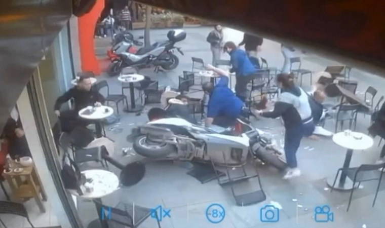 Fatih'te motosiklet kafede oturanların arasına daldı: 4 yaralı