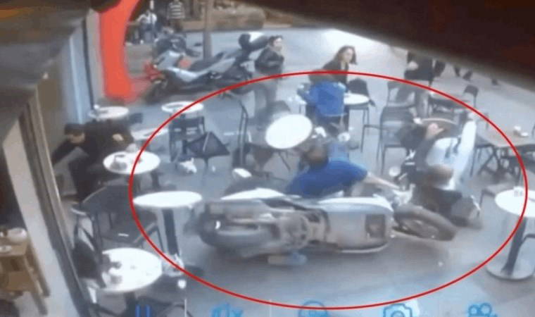 Motosiklet kafede oturanların arasına daldı