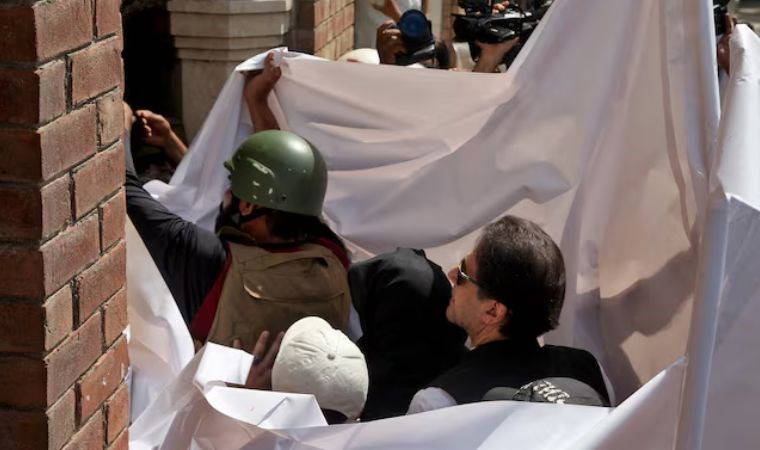 Pakistan'da eski Başbakan İmran Han'ın eşi Bibi, Han'ın bulunduğu cezaevine nakledilecek