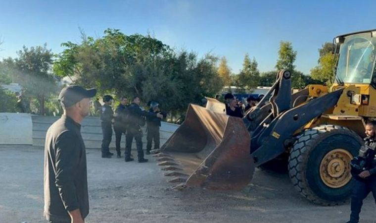 ‘Oturup evinin yıkılmasını izledi…’