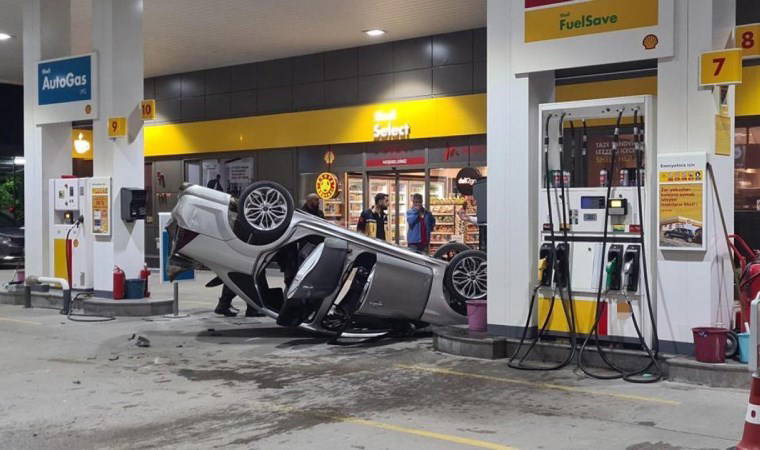 Akaryakıt istasyonunda faciadan dönüldü: Otomobil pompa önünde takla attı!