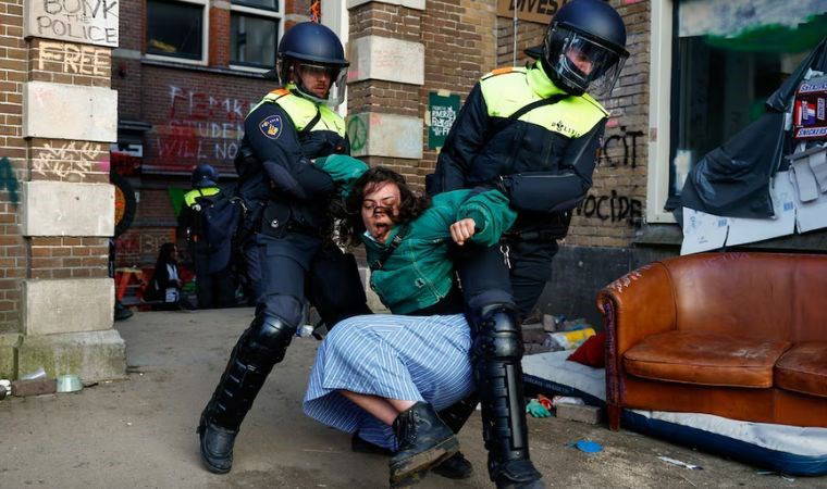 Hollanda'da polis, üniversitelerdeki Filistin'e destek gösterilerine müdahale ediyor