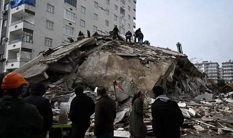 Depremde 100 kişinin hayatını kaybettiği Hisami Apartmanı'nın davasına erteleme