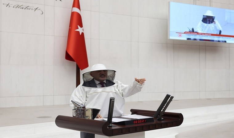CHP'li Adıgüzel'den arıcı tulumlu tepki