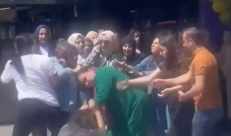 Esenyurt'ta indirim gününde kadınlar arasında saç saça baş başa kavga!